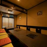 豪華なエントランスや、洋や和を織り交ぜた店内など、店内の設えにも趣向を凝らしている店。デートや女子会、仕事仲間との食事会など、腰を落ち着けて過ごせるシックな雰囲気に包まれています。