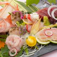 料理に使われるのは、季節の鮮魚や海藻など。鹿児島や奄美近海で獲れる魚介類は、鮮度の良い状態で入荷するので、新鮮な旬の味を気軽に堪能できます。