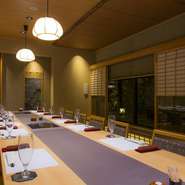 「大島紬の意匠が施された和モダンの店内で、おいしい料理とお酒をゆっくりと楽しんでいただきたい」と語る勘代氏。敷居を高くしない丁寧な“おもてなし”と、癒しを感じられる空間づくりに力を入れています。