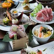 鹿児島を代表する観光施設である「奄美の里」。併設する【健美和楽　花ん華】は、人と人とを紬ぐ、奄美の健美食レストランです。長寿の島・奄美の食文化を創作奄美料理として楽しめます。