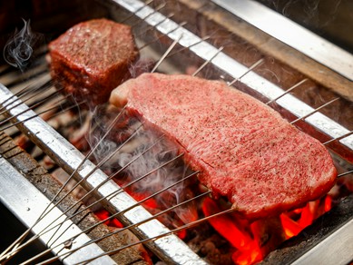 香ばしさと奥深い旨みに心酔。熟練の技がさえる『和牛の炭火焼』