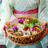 【接待、顔合わせ、女子会にも人気】
落ち着いた空間で彩り豊かな竹籠膳をお楽しみ下さい。