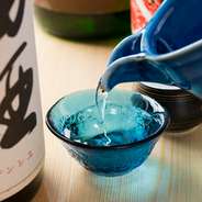 季節ごとに日本酒や果実酒、焼酎を揃えています。『十四代』や『新政』、『而今』といったプレミアムな銘柄も随時入荷。まだ飲んだことがないお酒にも、出合うことができます。