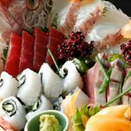 新鮮な食材をふんだんに仕入れることで、活きの良い鮮魚、みずみずしい野菜など食感から楽しめます。盛付ける際には、美しい彩りも考えながら。華やかで、見た目から食欲をそそられます。