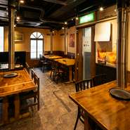 アクセスしやすい立地にあり、気軽に立ち寄れる焼肉店。店内は広々としたテーブル席43席を完備し、のびのびとくつろげる空間が魅力です。落ち着いた雰囲気の中で、おいしい焼肉を味わえます。