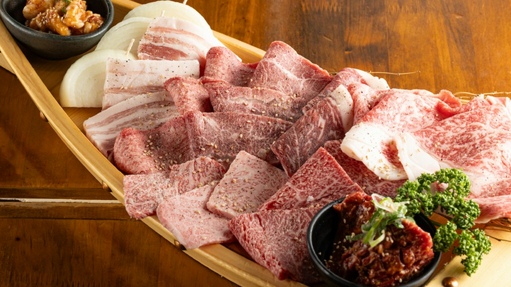 黒毛和牛の極みを一皿に。プレミアムな味わいを堪能できる『プレミアム舟盛り合わせ』