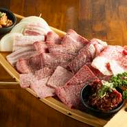 黒毛和牛の極みを一皿に。プレミアムな味わいを堪能できる『プレミアム舟盛り合わせ』