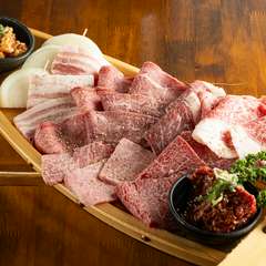 黒毛和牛の極みを一皿に。プレミアムな味わいを堪能できる『プレミアム舟盛り合わせ』