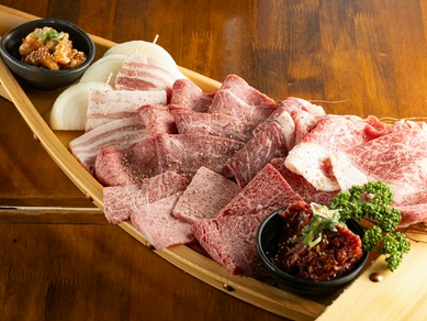 黒毛和牛の極みを一皿に。プレミアムな味わいを堪能できる『プレミアム舟盛り合わせ』