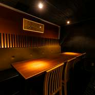 一見壁のように見える扉を開けると個室が現れ、最大8名まで着席できます。扉を閉めることで完全個室となる静かで穏やかな空間は、理想的な時間を追い求める人々にぴったり。