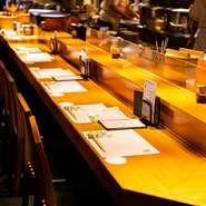 職人が腕を振るう姿を目の前で見られるカウンター席は、香りや音も楽しみつつ料理を堪能できます。緊張感を解きほぐしたいデートのときには、カウンター席での食事がオススメ。