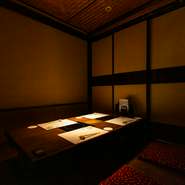 店内には、カウンター席、座敷、個室と使い勝手の良い席を完備。そのため、接待の内容や目的に合わせた席を選ぶことができます。特に個室は一室だけのため、予約は早めが鉄則。
