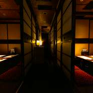 高級感漂う店内では、木の温もりと品格を感じられます。気配り目配りの行き届いたスタッフがそつなく接客。ゲストは、笑って飲んで過ごしているだけで滞りなく進んでいきます。