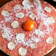 KINTAN名物のユッケに、贅沢にトリュフを合わせた至極の逸品！まるで淡雪のようなサラッとした感触とひらひらとした口溶けが特徴の“淡雪塩”で、繊細な味に仕上げています。
