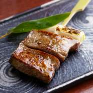 30日間熟成して、極限まで旨みを凝縮した牛タンを、柔らかく熟成香の香り豊かな串焼きにしています。何も付けることなく、そのままシンプルに味わうことをオススメ。