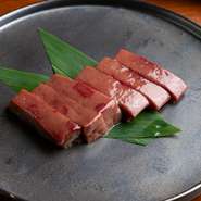 熱々に熱した石の上で焼き上げる、肉厚でぷりぷりのレバーは絶品です！毎日仕入れる新鮮なレバーだからこそ出せるおいしさを、ぜひ。