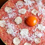 KINTAN名物のユッケに贅沢にトリュフを合わせた、至極の逸品！まるで淡雪のようなサラッとした感触とひらひらとした口溶けが特徴の“淡雪塩”で、繊細な味に仕上げています。