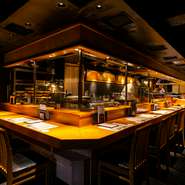 会話を通じてメニューにない料理でも材料が揃えば、好みに応じてつくることも可能とか。「食事中に気になることがございましたら、何なりと申し付けください」と、話します。
