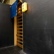 【赤坂金舌】は、駅から近くエスプラナード赤坂通り沿いのビル1階にあります。扉の前には通りからの視線を遮るように壁を設置。店内には席がゆったりと配置され、多くの方が食事をゆっくり楽しまれています。