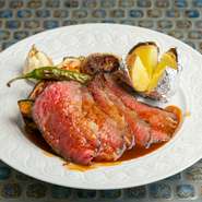 厳選された塊肉を鉄板で焼き上げ、低温調理で芯部までじっくり火を通します。計算され尽くした火入れは、さすが匠の技。コースの前菜やワインを楽しみながら焼き上がりを待つのも、愉しみの一つです。