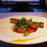 色とりどりの盛付けは女性の心をくすぐり、お喋りをさらに盛り上げてくれます。アラカルトのシェアは、さまざまな料理を選びたい女性たちの素敵な選択。もちろん、コース料理をゆっくり堪能するのもオススメです。