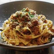 カジュアルなランチデートも、ロマンチックなディナーデートもぴったりです。軽やかなパスタから、豪華なメインディッシュまで幅広いメニューが用意され、心温まる空間と共に素敵な時間を約束。