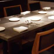 大切な接待にふさわしい半個室で、イタリアの郷土料理とワインとのペアリングを楽しめるコース料理を堪能しませんか？贅沢なおいしさと素材の豊かさが魅力であり、料理とワインとの調和が会話を彩ります。