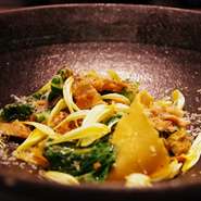 イタリアを中心に世界各国の幅広いワインを揃えており、手頃なものから希少なものまで幅広く準備。シェフが丹精込めてつくる料理と絶妙に調和するワインをセレクトし、食事をワンランク上へと変えていきます。