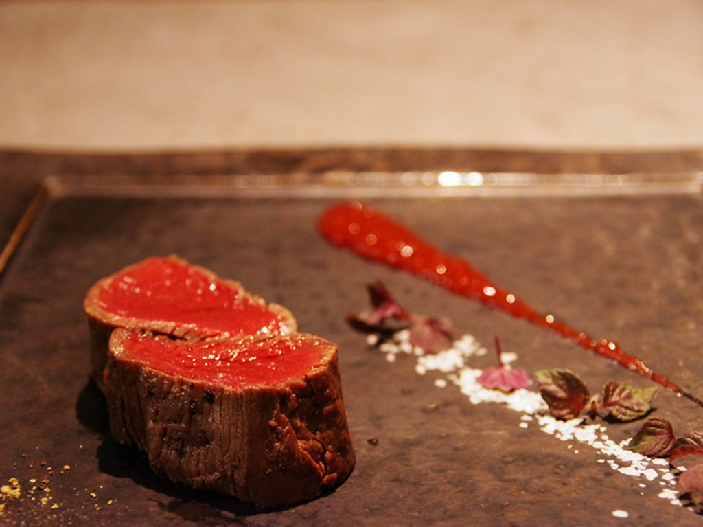 1時間以上かけてローストされ、深い味わいを引き出す『ELEZO社蝦夷鹿肉のロースト　季節の仕立てで』