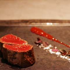 1時間以上かけてローストされ、深い味わいを引き出す『ELEZO社蝦夷鹿肉のロースト　季節の仕立てで』