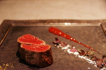 1時間以上かけてローストされ、深い味わいを引き出す『ELEZO社蝦夷鹿肉のロースト　季節の仕立てで』