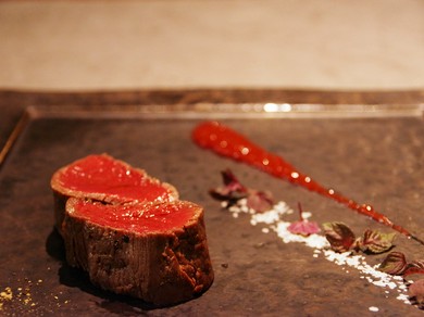 1時間以上かけてローストされ、深い味わいを引き出す『ELEZO社蝦夷鹿肉のロースト　季節の仕立てで』