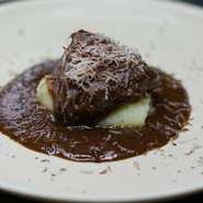 姉妹店の焼肉店でも評判の黒毛和牛を使用。ふんだんに散らされた黒トリュフが、シェフの修業先でもあるイタリアのピエモンテを想起させてくれます。季節ごとに味を調整し、一年を通して贅沢なおいしさを提案。