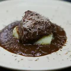 時間をかけてじっくり煮込んだ、柔らかく濃厚な味わいの『黒毛和牛の赤ワイン煮込みピエモンテ風』