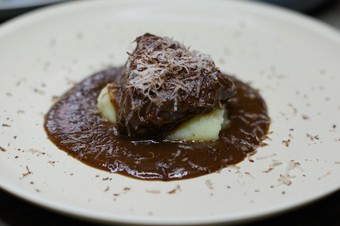 時間をかけてじっくり煮込んだ、柔らかく濃厚な味わいの『黒毛和牛の赤ワイン煮込みピエモンテ風』