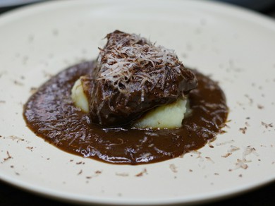 時間をかけてじっくり煮込んだ、柔らかく濃厚な味わいの『黒毛和牛の赤ワイン煮込みピエモンテ風』