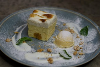 3層仕立てのチーズケーキにすることで、食感と風味の調和が絶妙な『安納芋のチーズテリーヌケーキ』