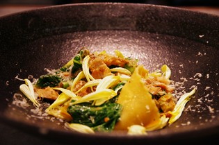 パスタを選りすぐり、ハーブで独自の味わいを与えていく