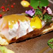 オシャレで家庭的な店内で、多くの人が和やかにテーブルを囲んでいます。デートでは、心温まる料理が二人の距離をさらに縮めてくれると評判。友人との食事や宴会にも人気です。