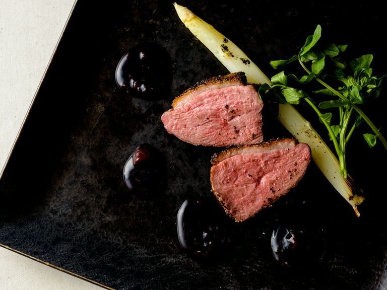 岩手産鴨胸肉の炭火焼き　ベリーソース