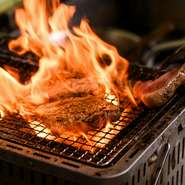 ディナーのメインには、神奈川県の「やまゆり牛」や岩手県の「白金豚」などのブランド肉がラインナップ。炭火でじっくりと焼き上げ、食材のポテンシャルを存分に引き出します。風味豊かな肉の旨みを味わって。