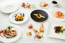 旬の食材をふんだんに使い、いろいろな味わいの皿が楽しめる贅沢なフルコース