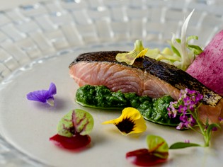 目にも美しい一皿『サクラマスのマリネと春野菜のインサラータ』