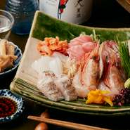 特に魚にこだわり、豊洲でほぼ毎日仕入れ。食材でお品書きが決まるので、メニューは日替り。