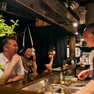 一階はオープンキッチンのカウンター席。目の前で華麗な包丁捌きを楽しめ、デートやお一人様に人気です。