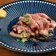 産地は限定せず、肉の状態を見て厳選したモモ肉をオーブンでじっくり火入れ。しっとりと柔らかく、きれいなロゼ色が目を惹きます。
150g盛り　1,800円／80g盛り　980円