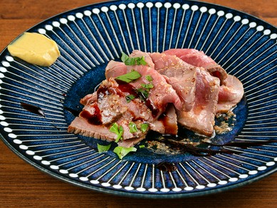 抜群の火入れで肉の旨みを閉じ込めた『自家製ローストビーフ』