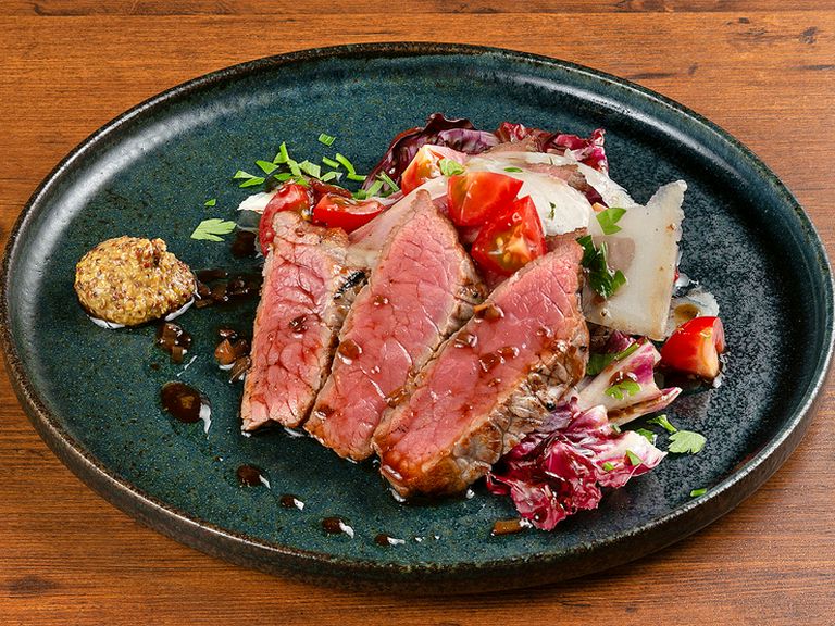抜群の火入れで肉の旨みを閉じ込めた『牛モモ肉のタリアータ』