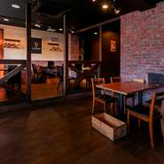 スタッフ同士仲が良く、温かみのある雰囲気が心地良いお店。大切な方や仲間たちとゆったりと過ごせ、日ごろの疲れを癒やしてくれるとっておきの場所です。事前予約でメッセージプレートのサプライズも可能。