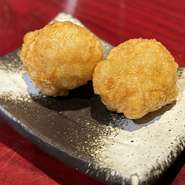 新鮮な牛ホルモンを唐揚げにし、自家製甘醤油ダレに絡めた当店の人気メニューです。